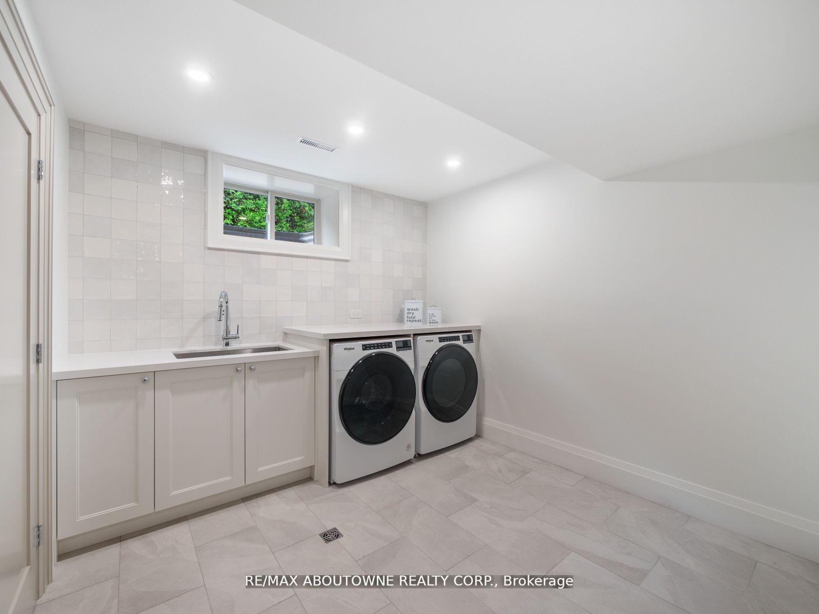 33 Harbourside Crt