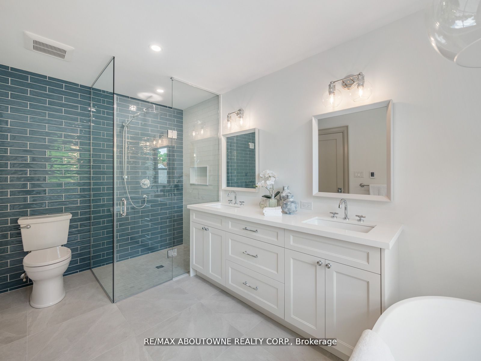 33 Harbourside Crt