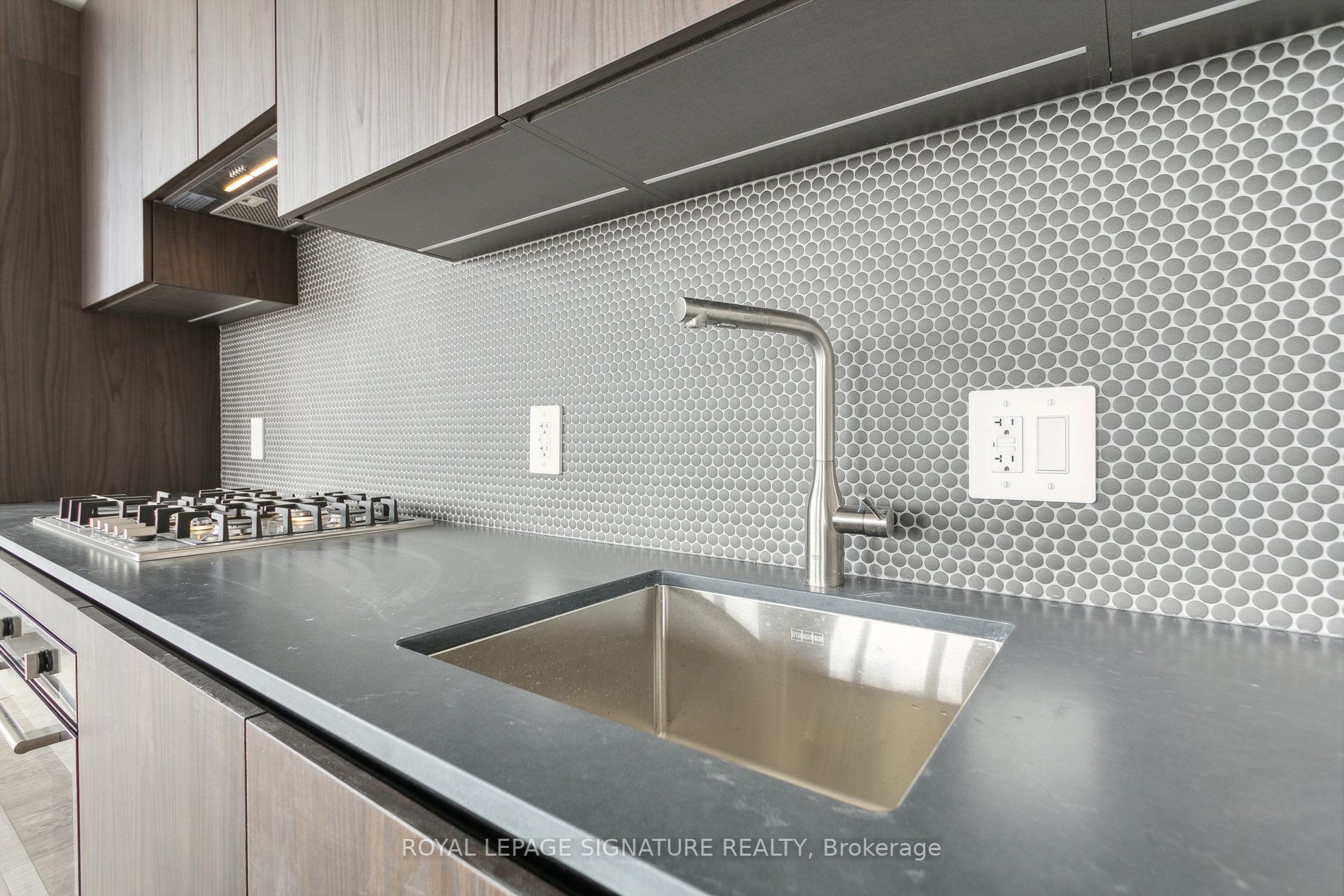 2720 Dundas St W, #805