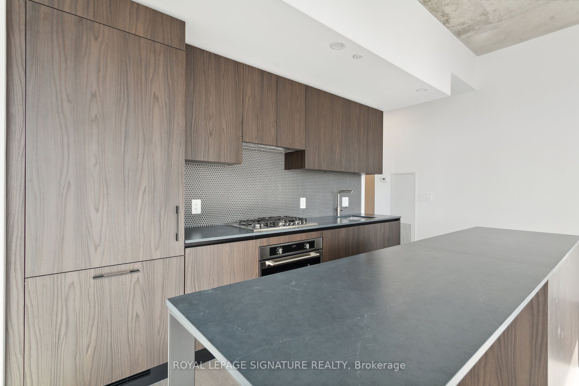 2720 Dundas St W, #805