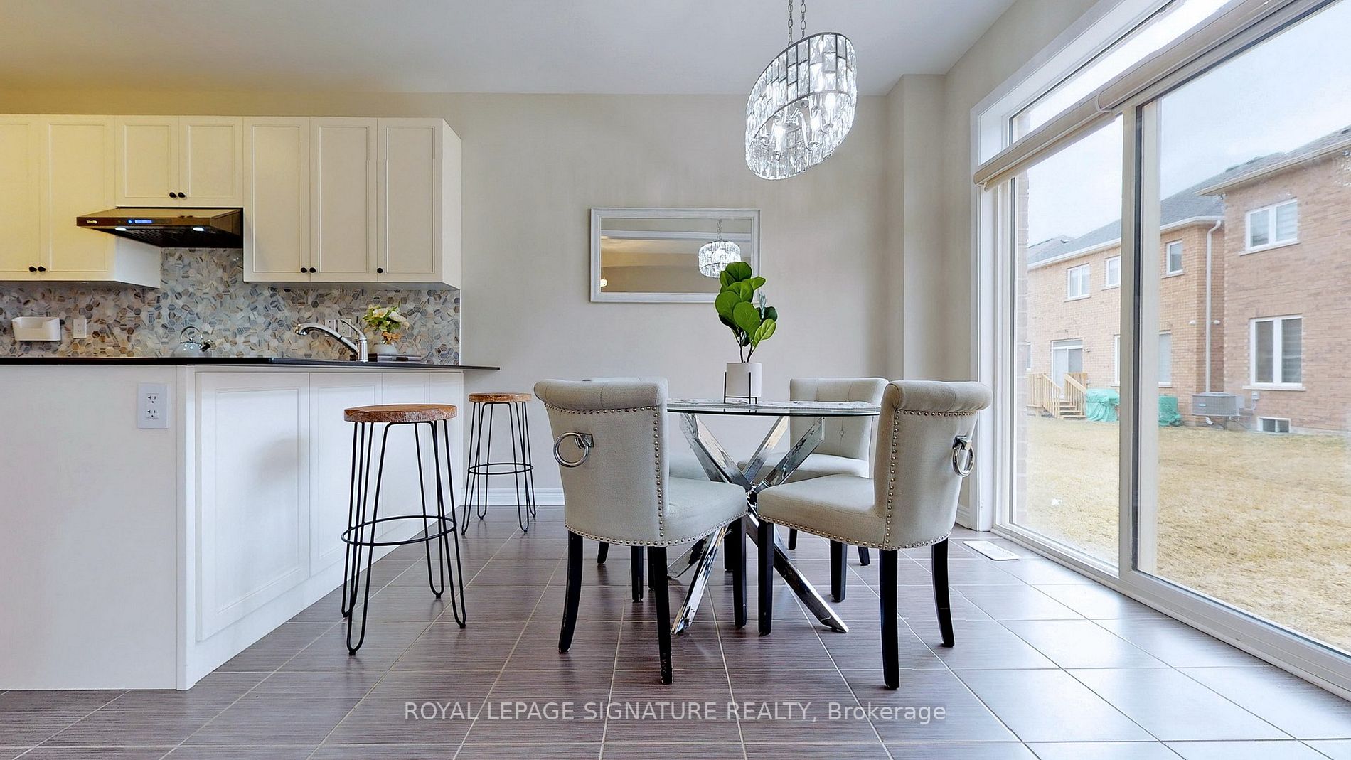 138 Finegan Circ, #Upper