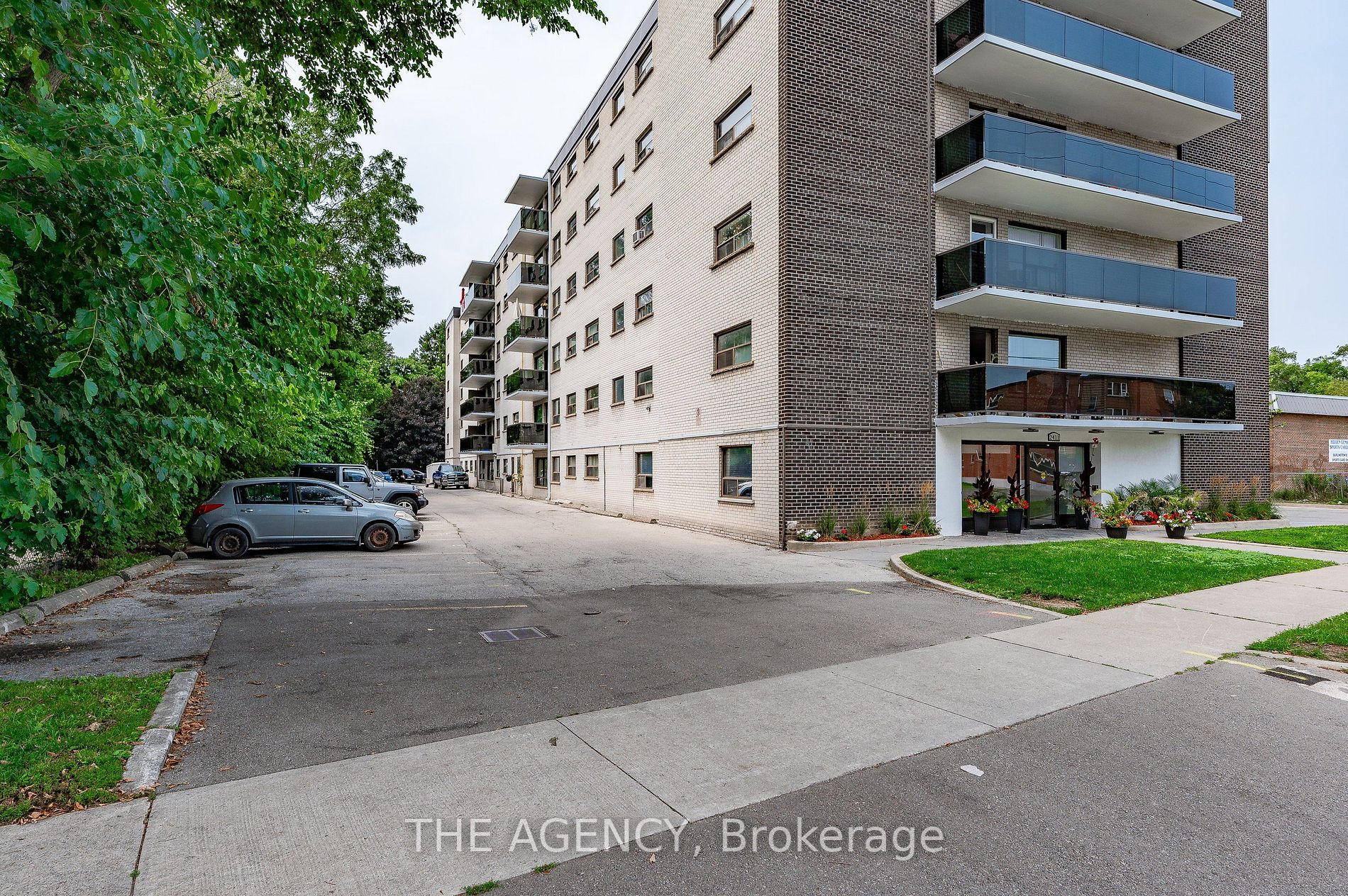 2411 New St, #407
