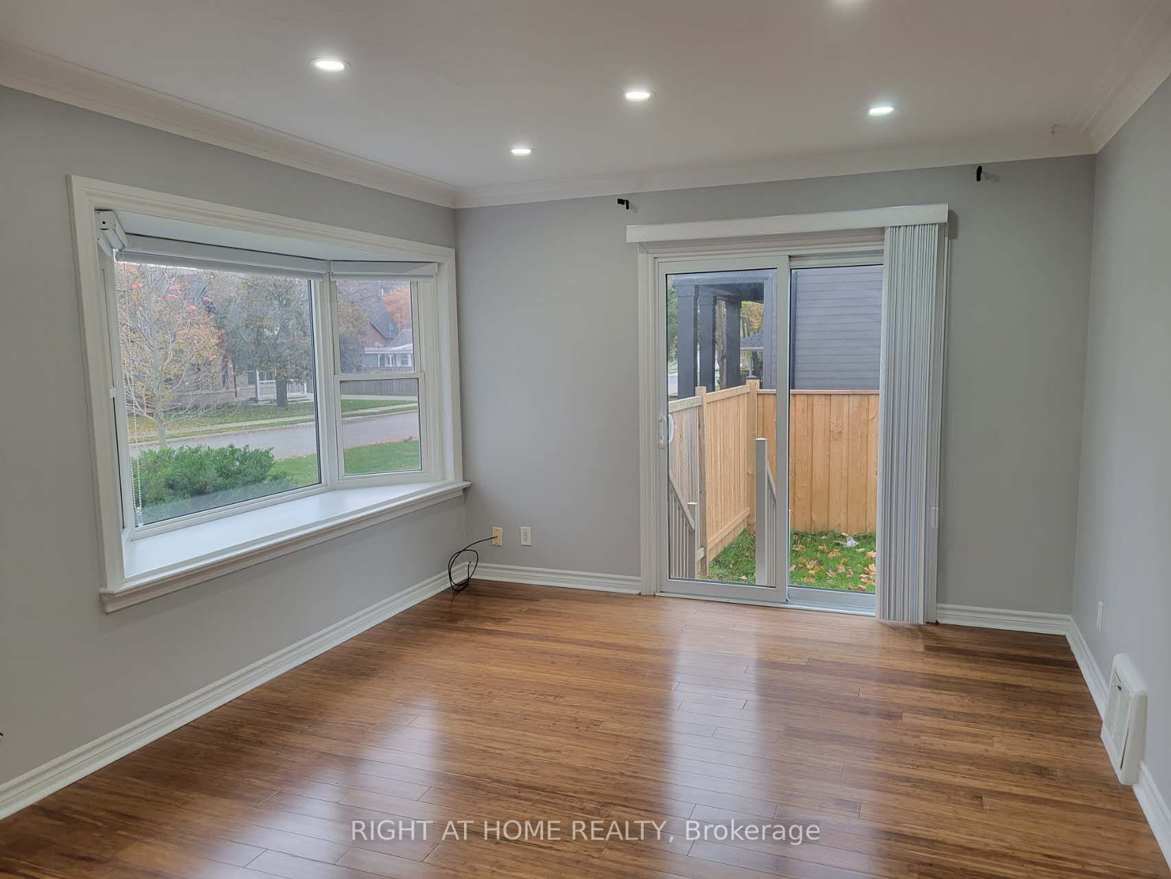 27 John St, #Main Fl