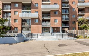 3025 The Credit Woodlands, #212