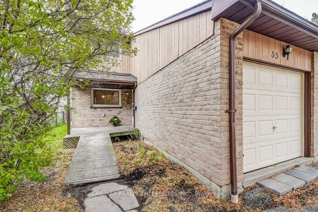 35 Scottsdale Crt