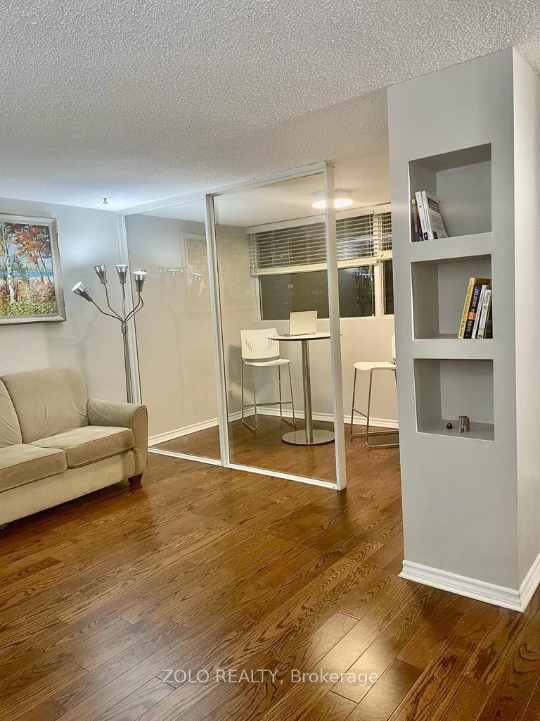 3700 Kaneff Cres, #802
