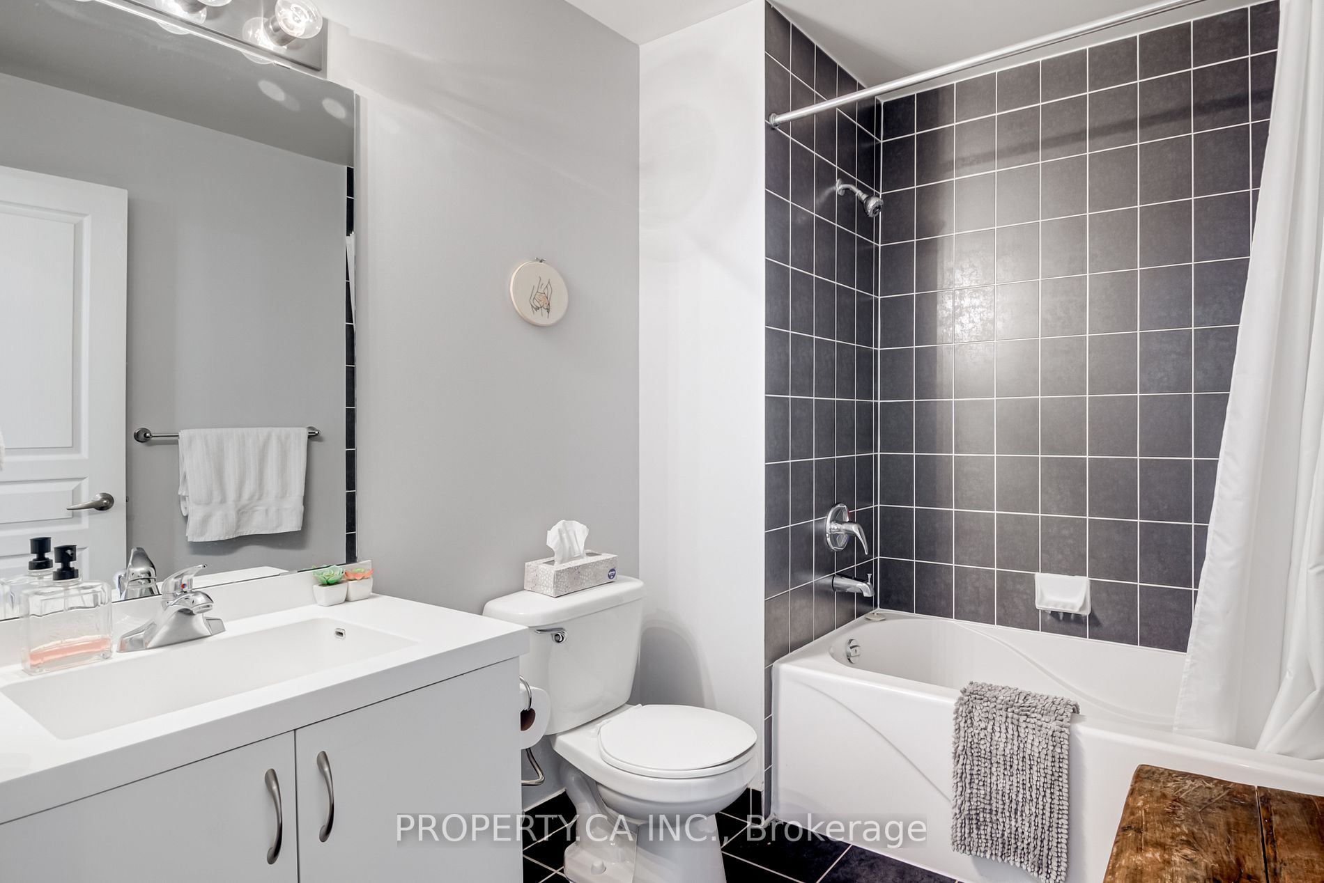 2230 Lake Shore Boulevard W, #204
