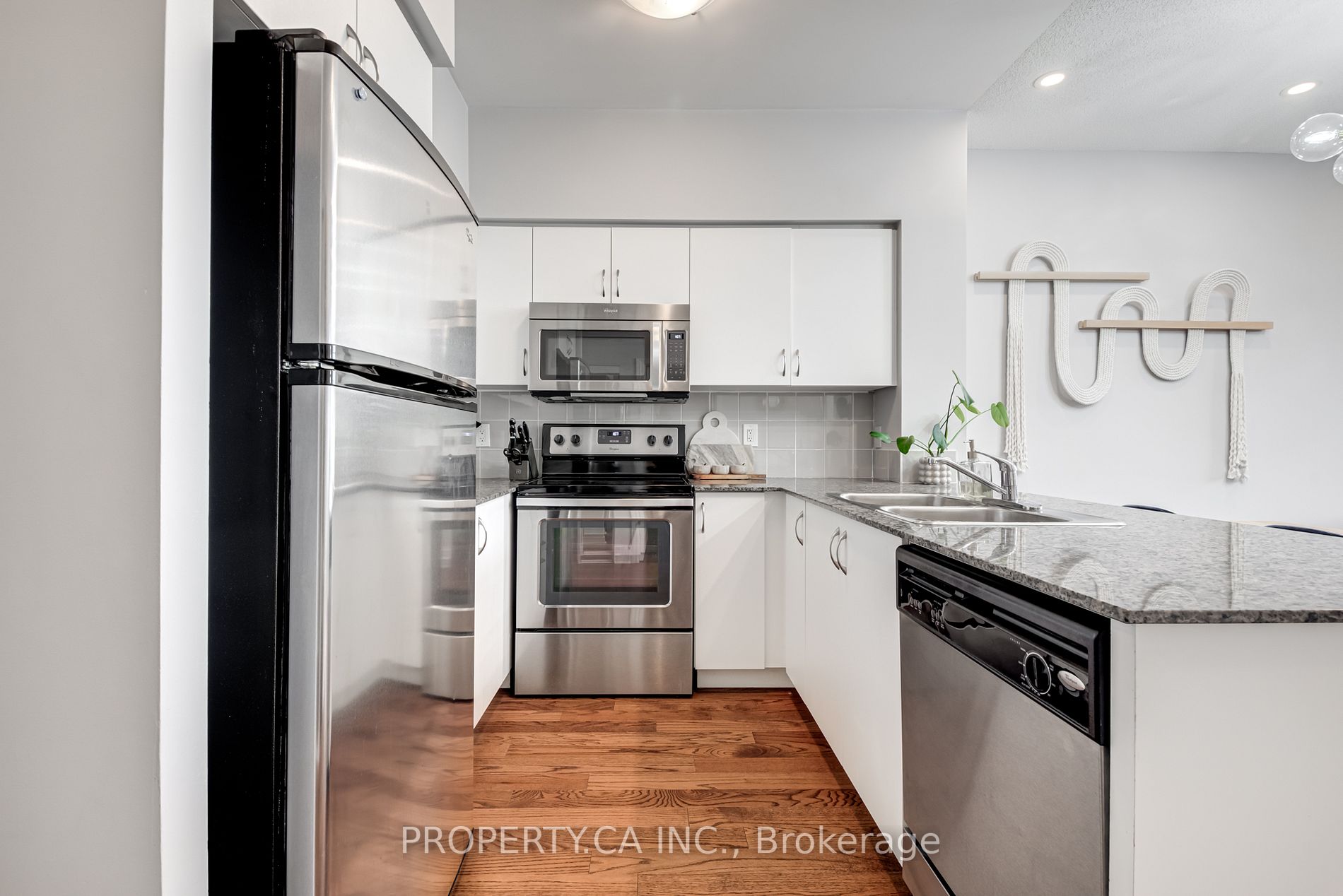 2230 Lake Shore Boulevard W, #204