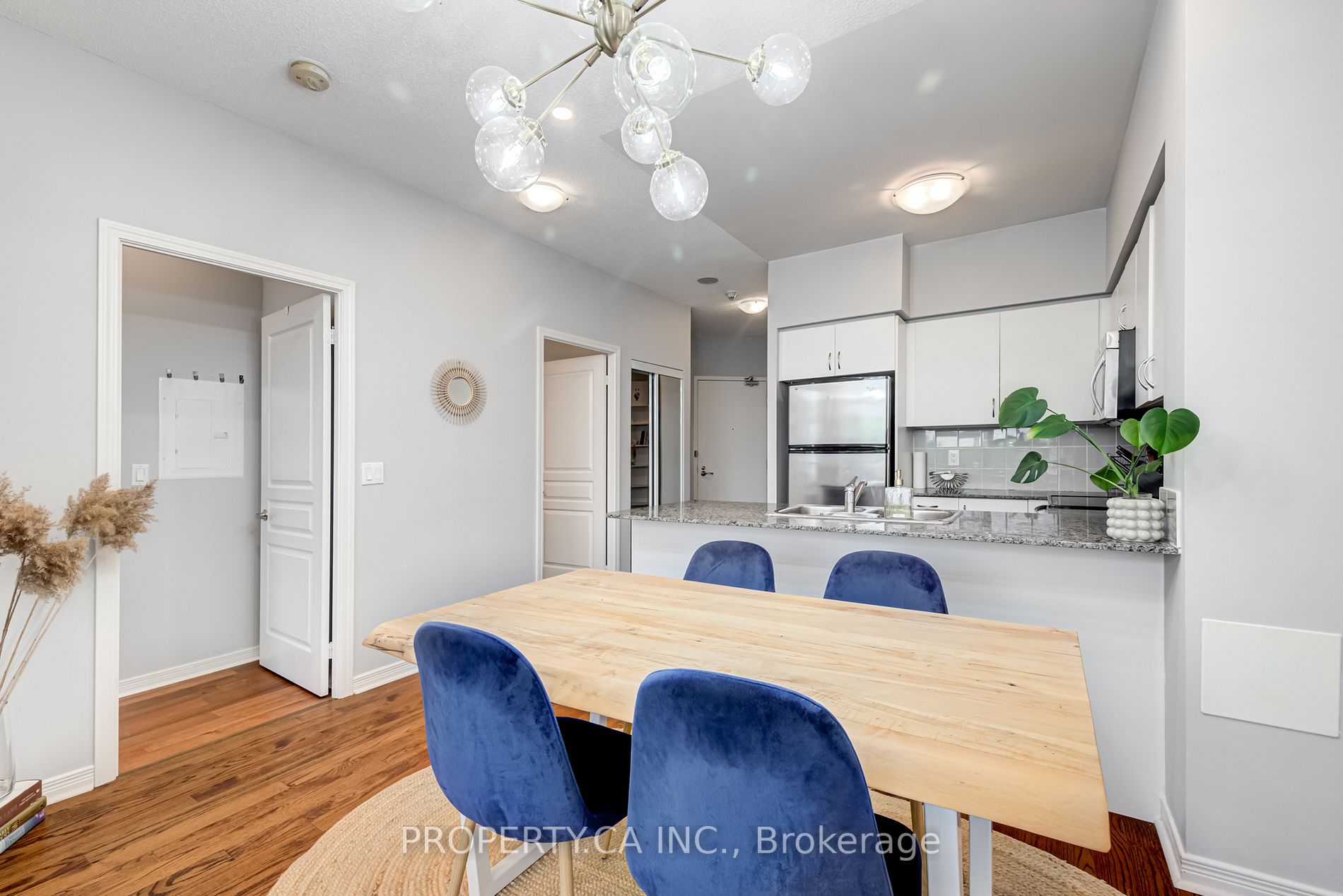 2230 Lake Shore Boulevard W, #204
