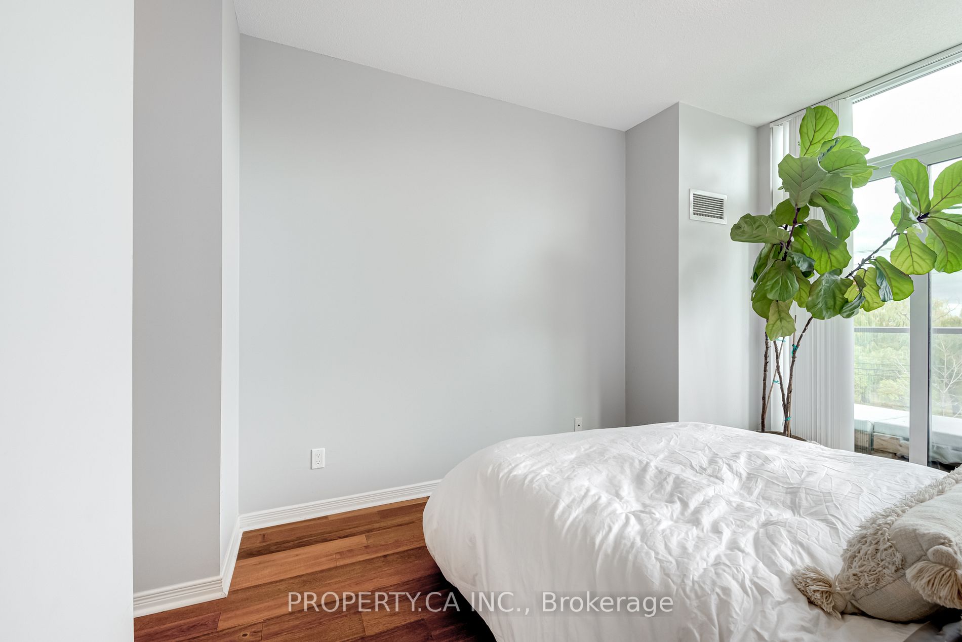 2230 Lake Shore Boulevard W, #204