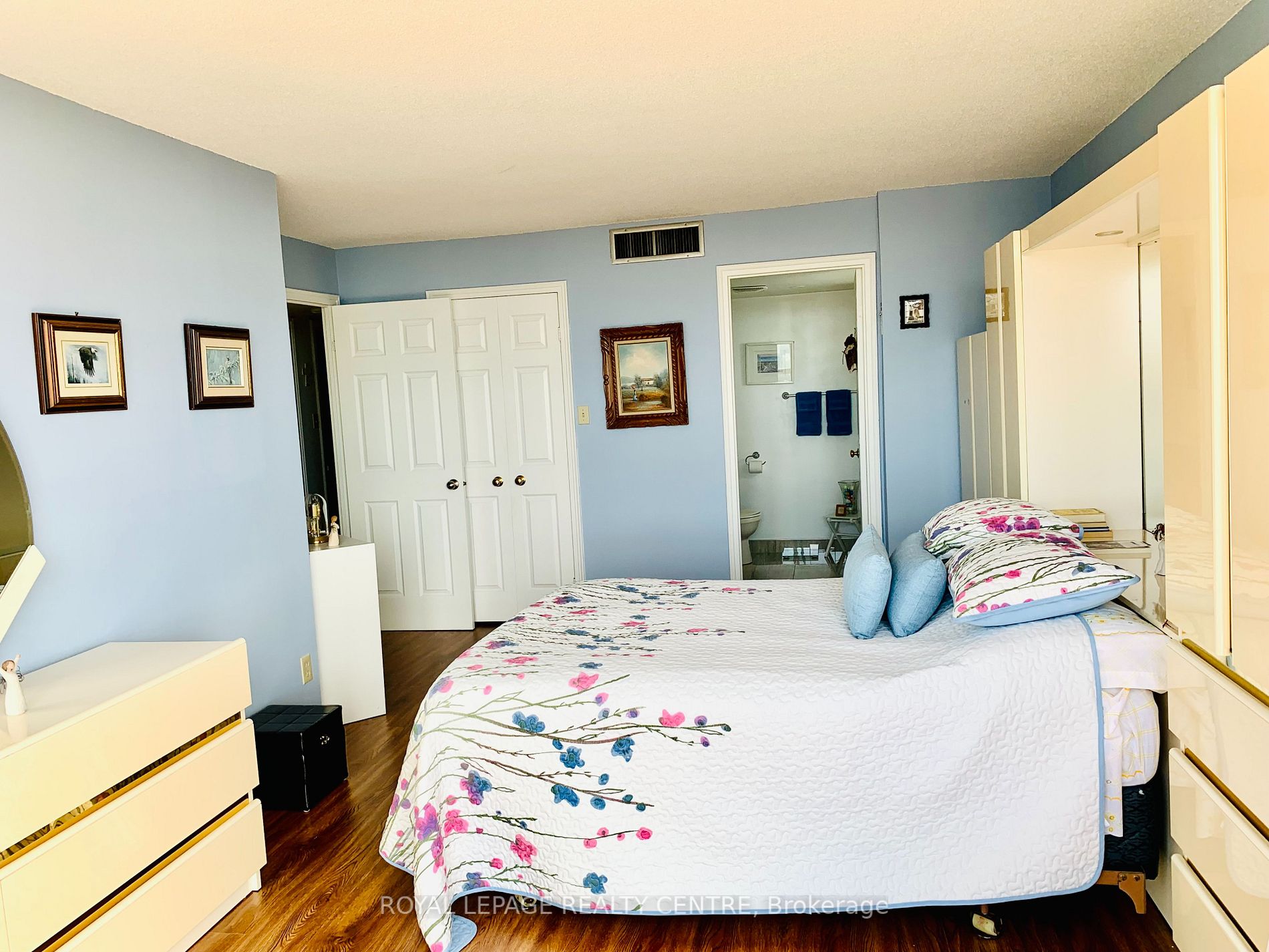 1360 Rathburn Rd E, #1210