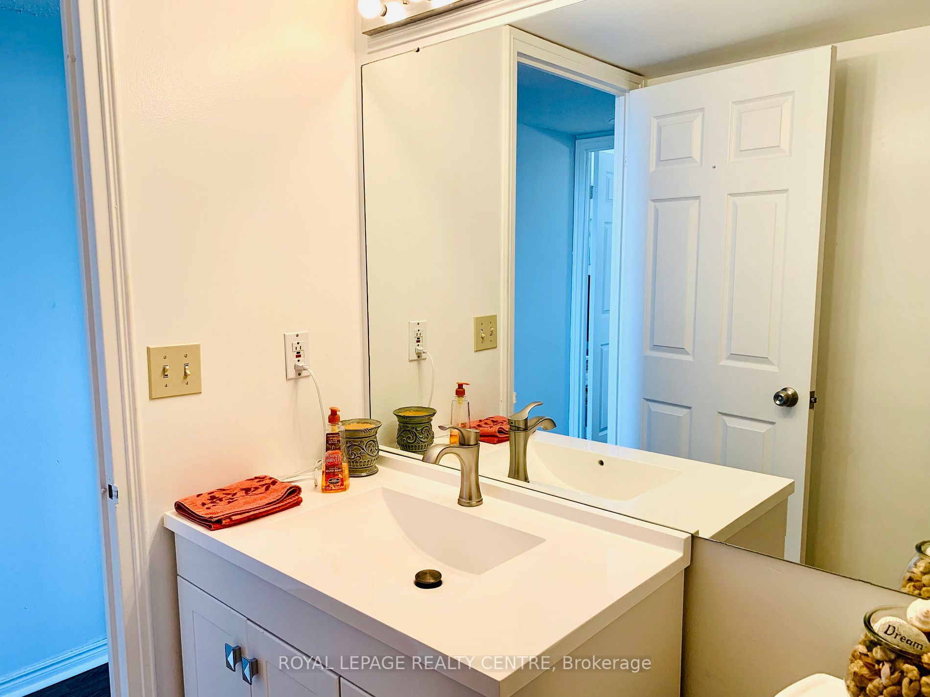 1360 Rathburn Rd E, #1210