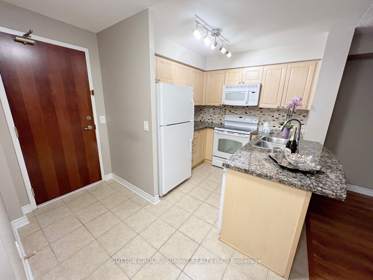 5 Michael Power Pl, #605