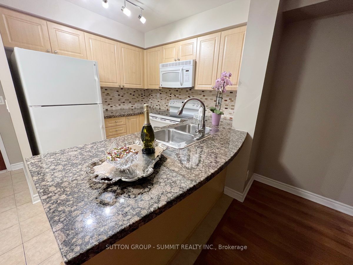 5 Michael Power Pl, #605