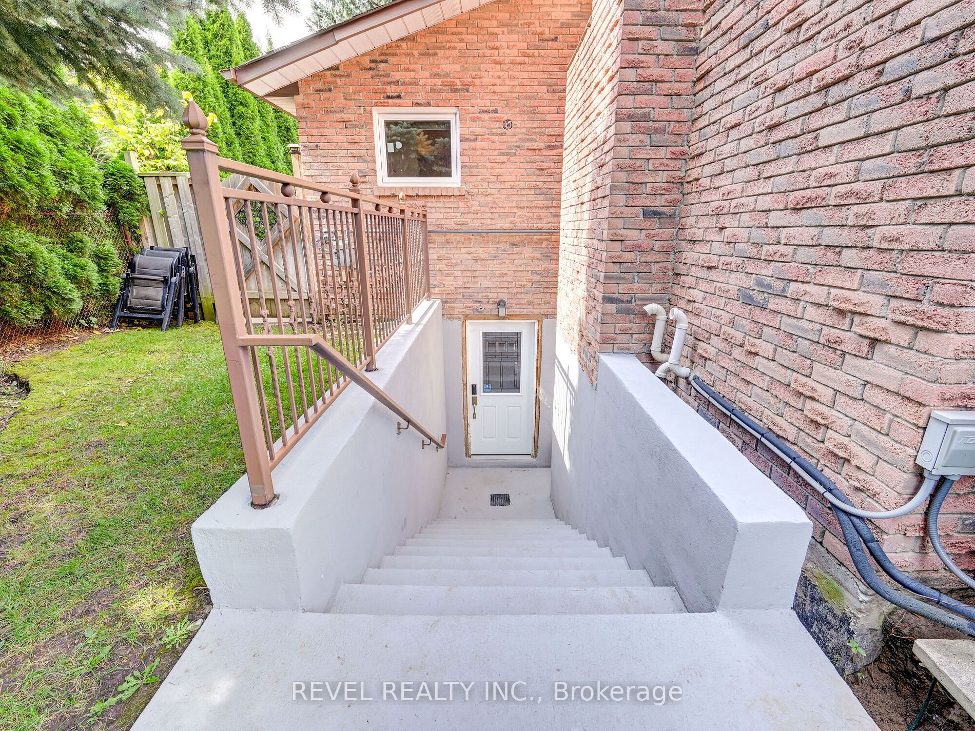 1568 Ifield Rd