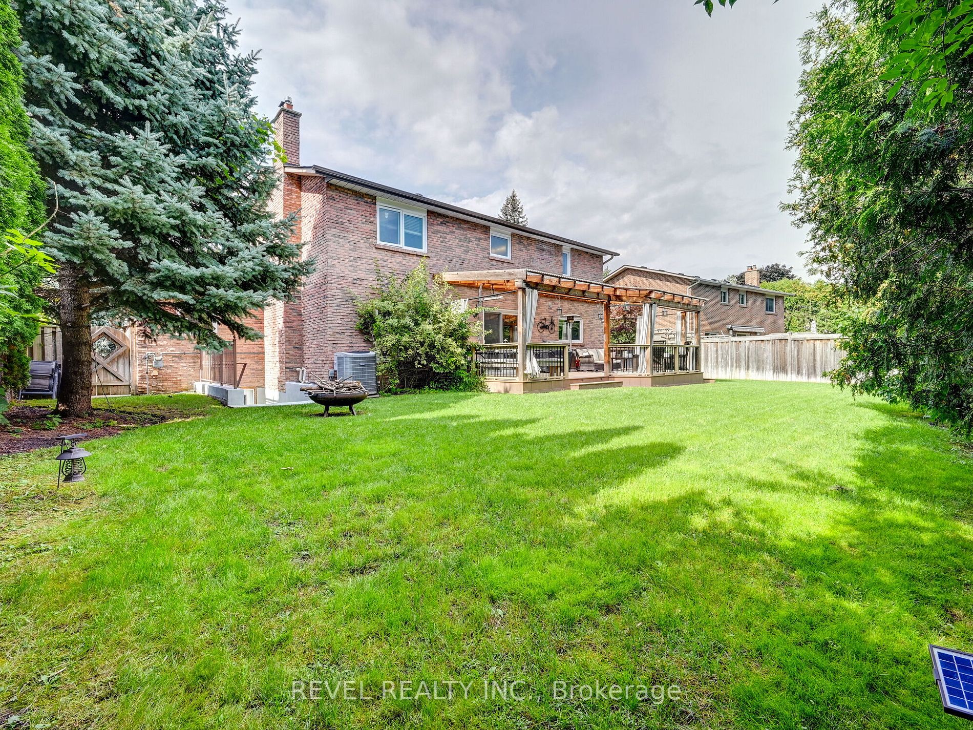 1568 Ifield Rd