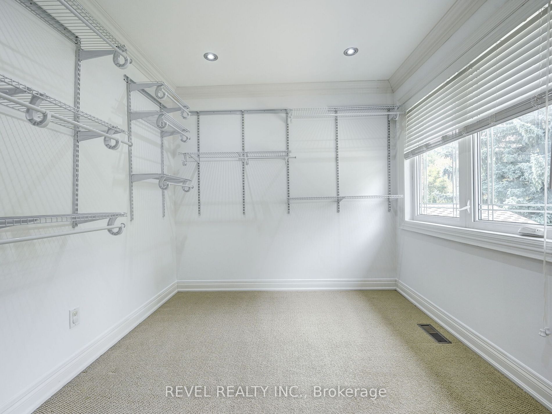 1568 Ifield Rd