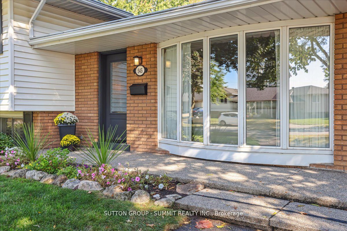 545 PARKSIDE Crescent