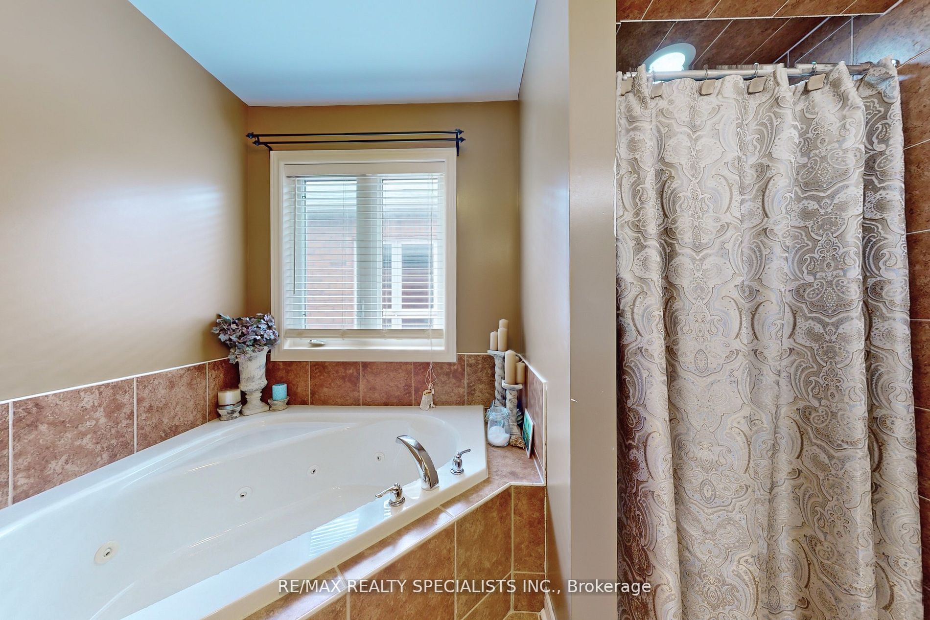 112 Amaranth Cres