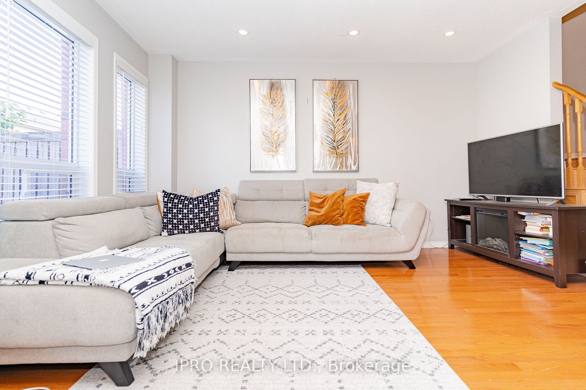 121 Livingston Rd