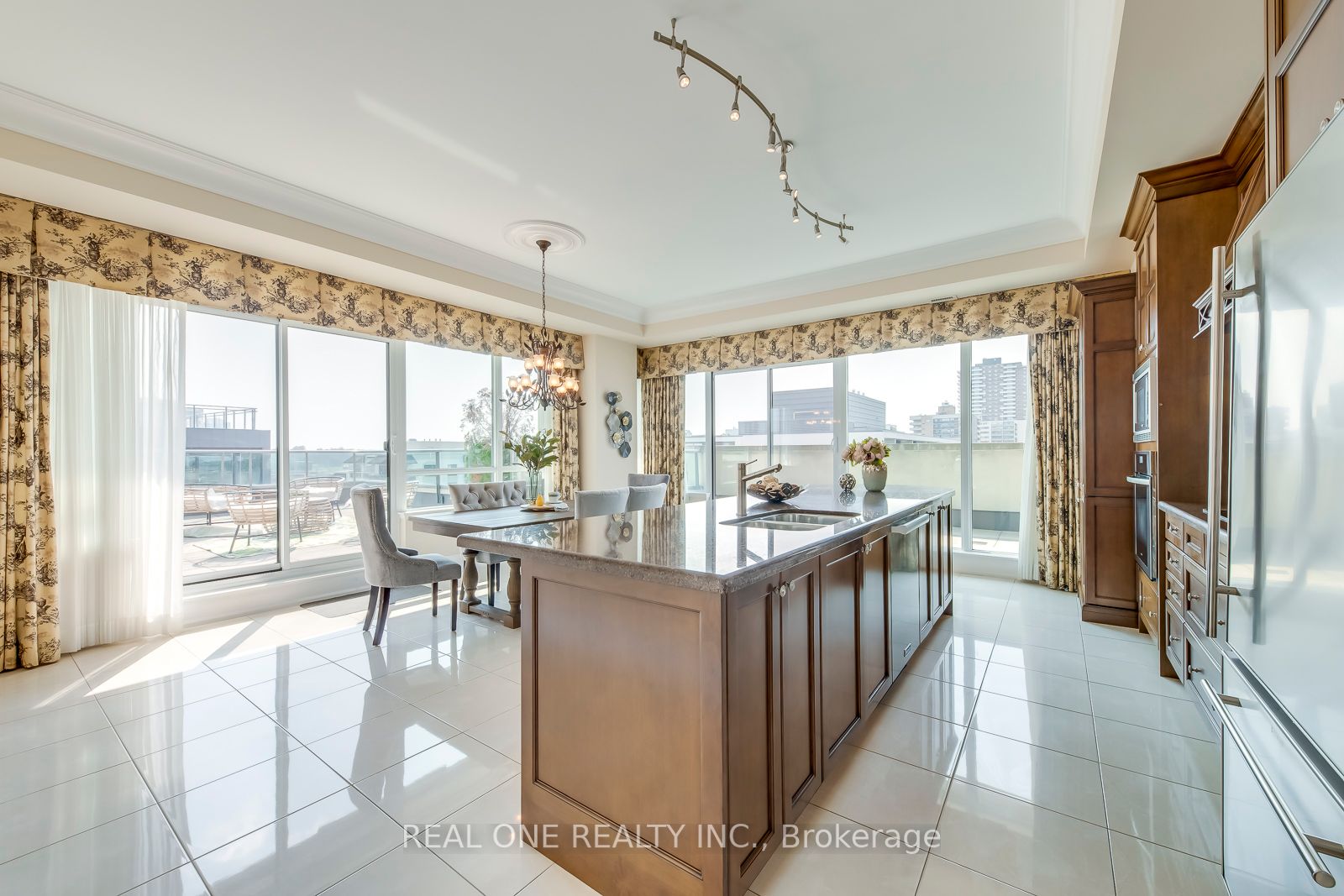 65 Port St E, #604