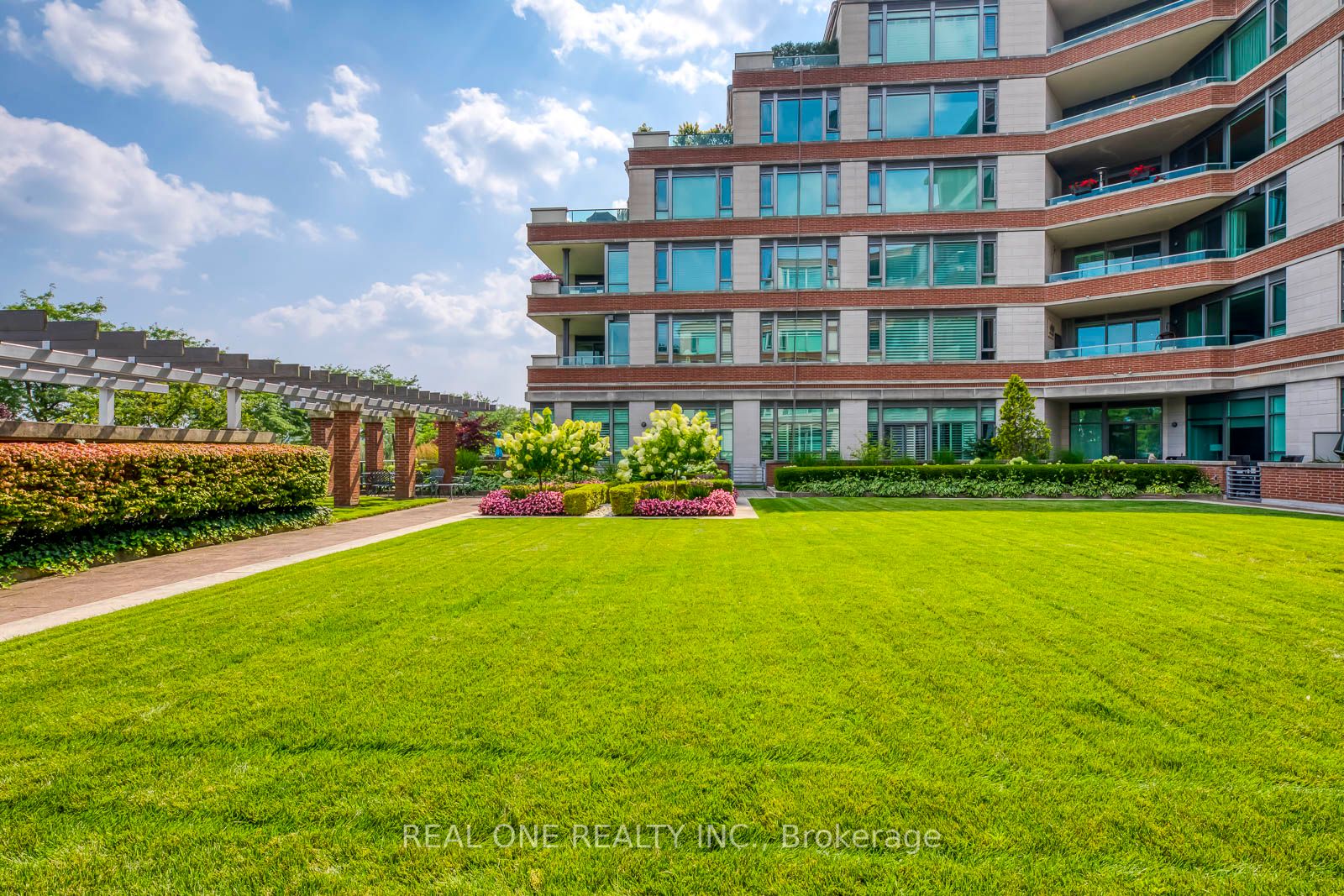 65 Port St E, #604