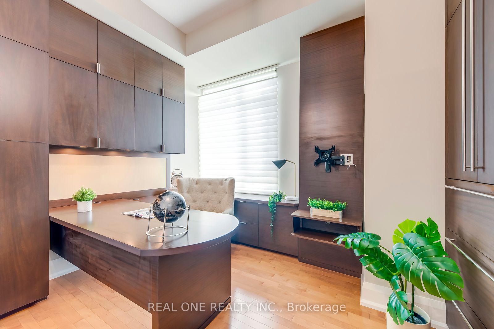 65 Port St E, #604