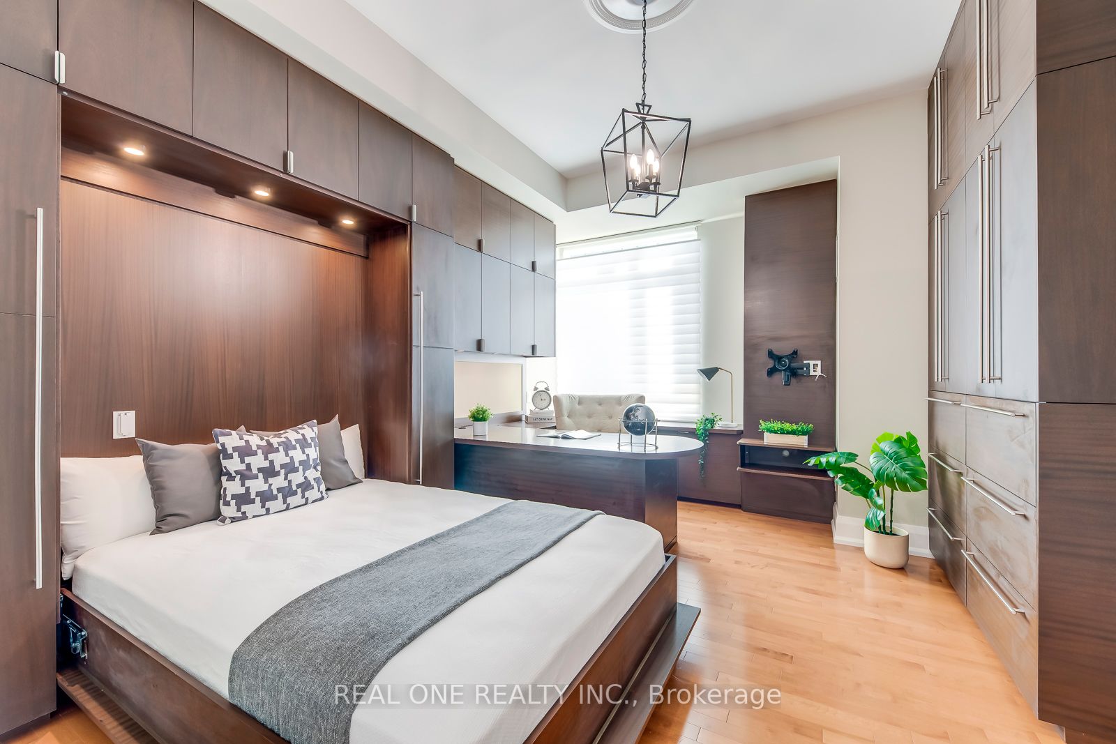 65 Port St E, #604