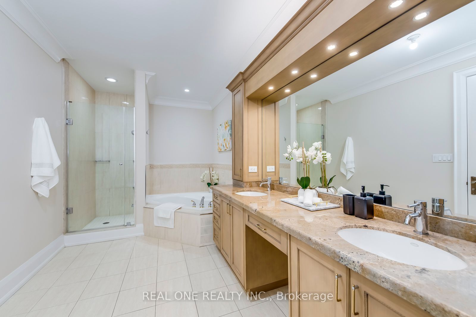 65 Port St E, #604