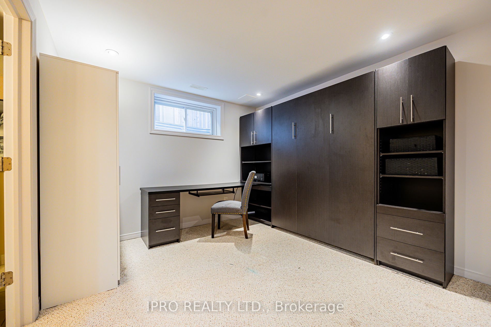 7 Aiken Cres