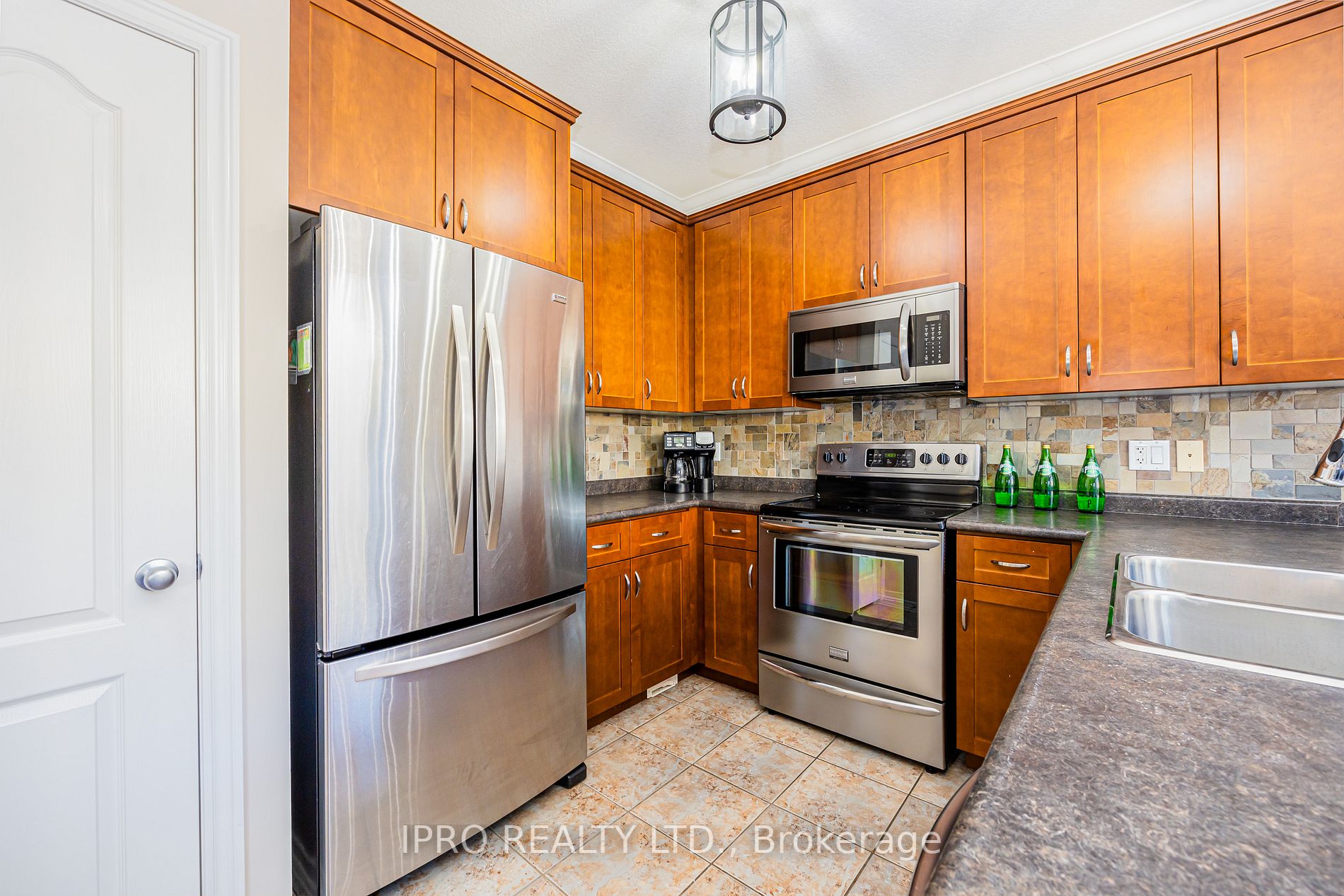7 Aiken Cres