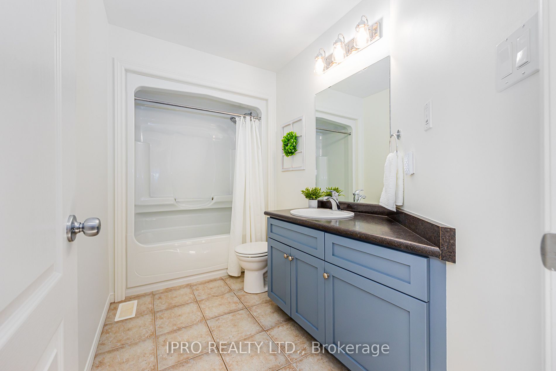 7 Aiken Cres