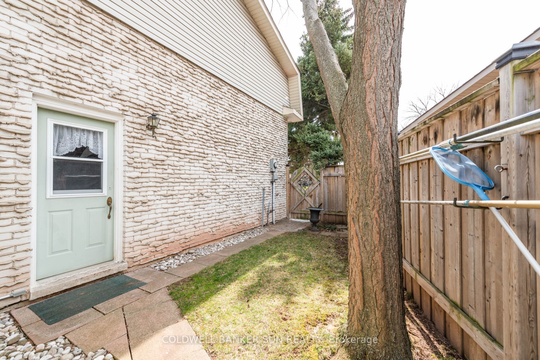 2483 Yarmouth Cres
