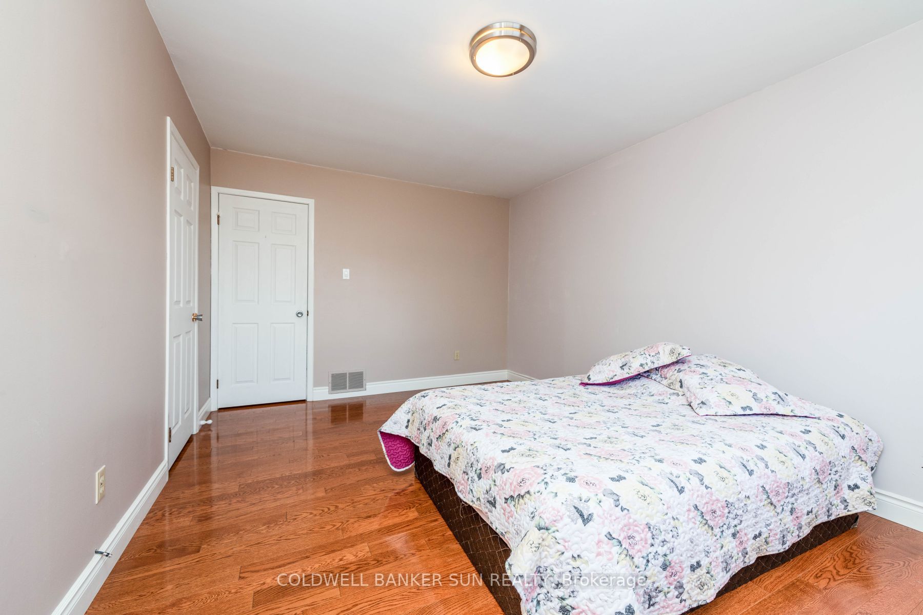2483 Yarmouth Cres