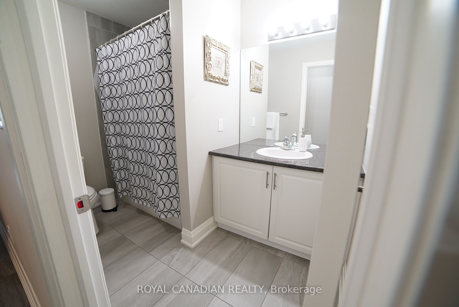 1F Chisholm St E
