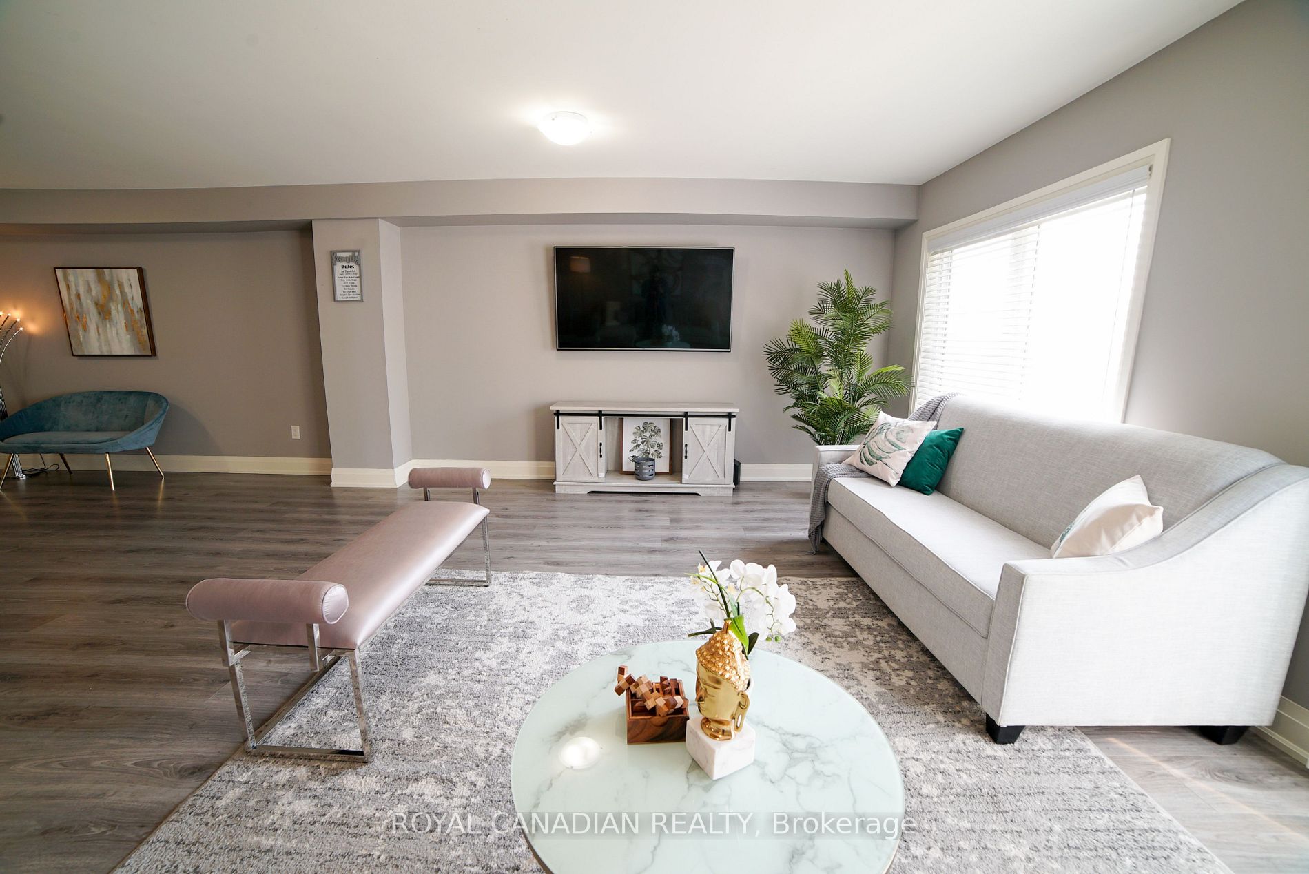 1F Chisholm St E