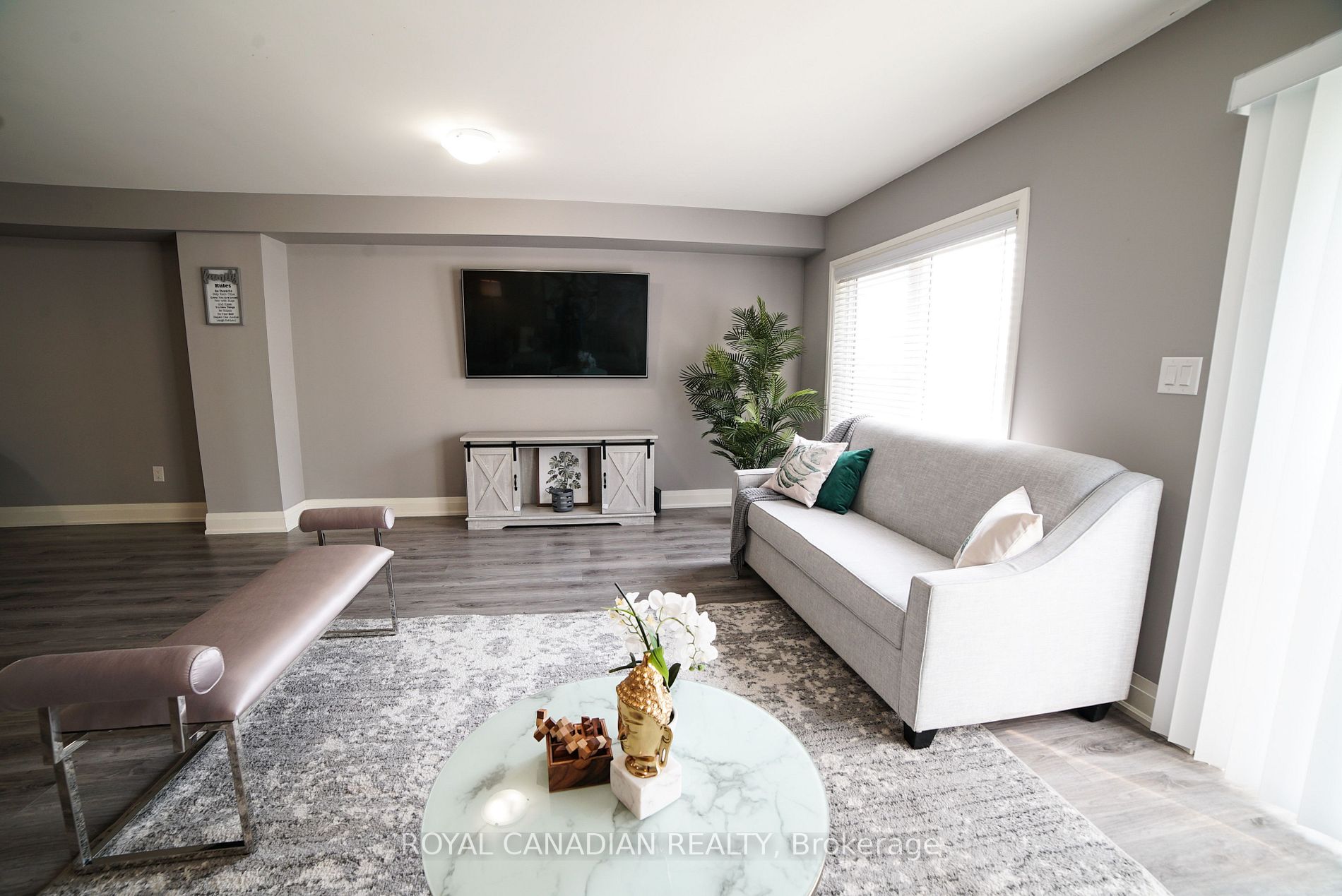 1F Chisholm St E