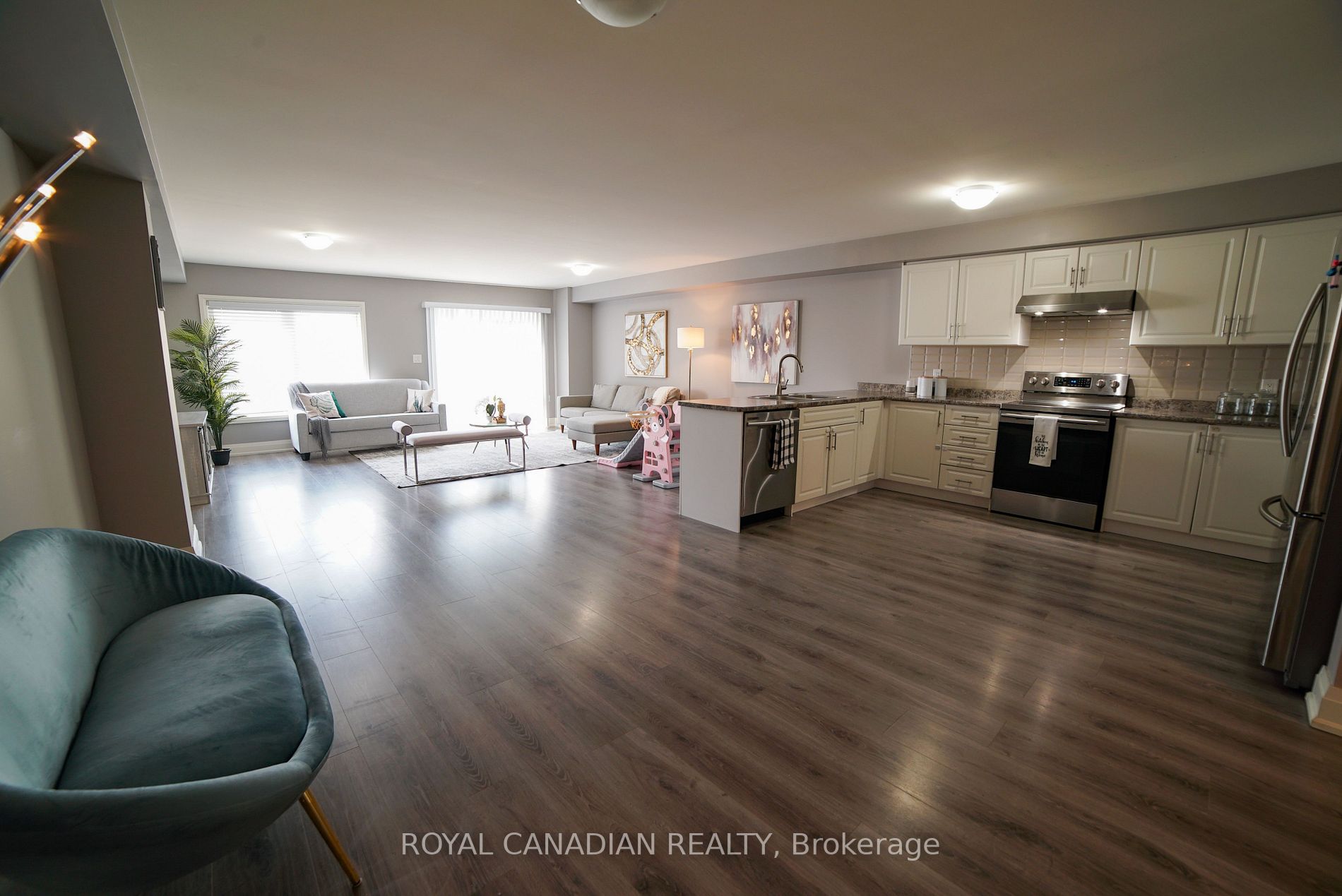 1F Chisholm St E