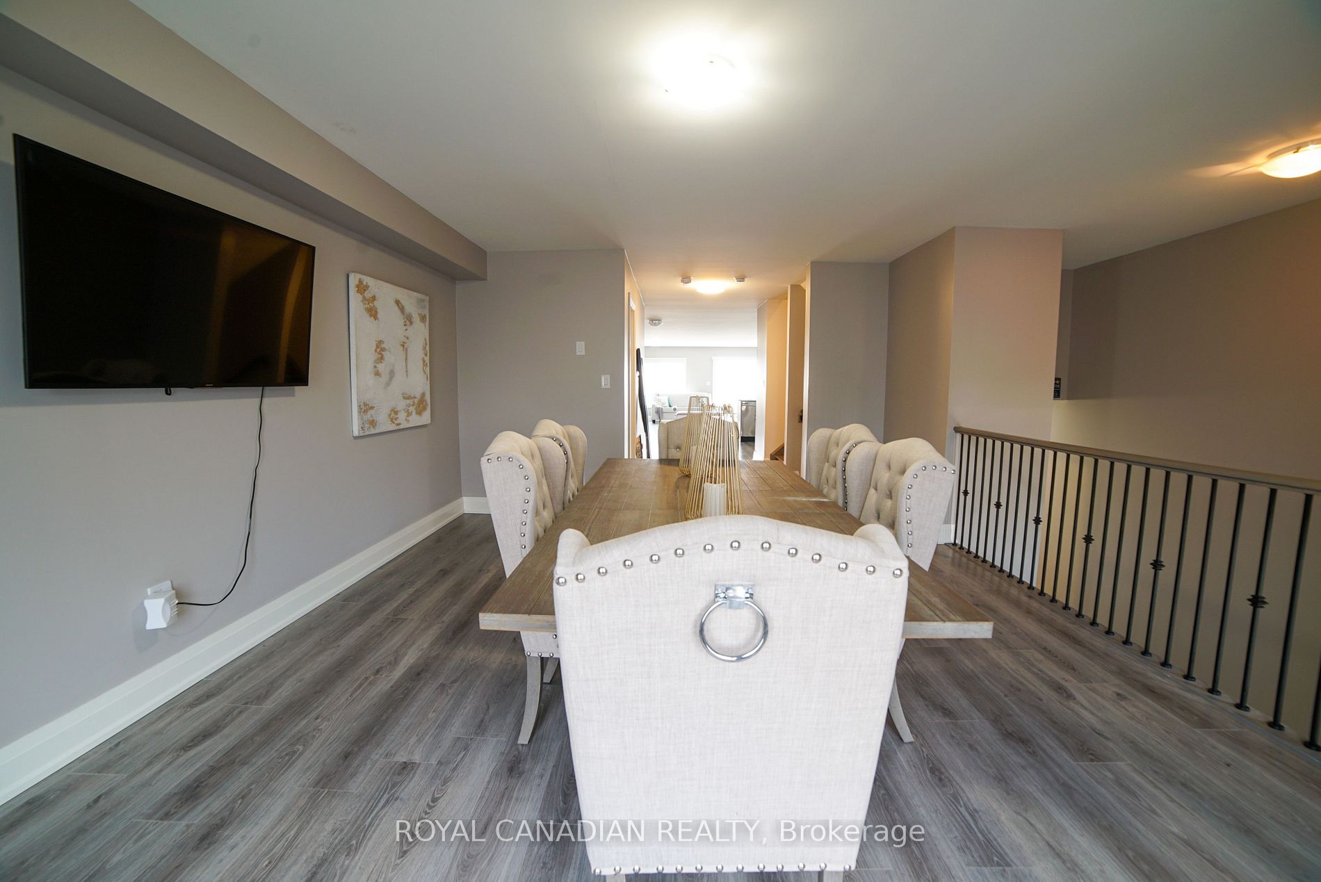 1F Chisholm St E