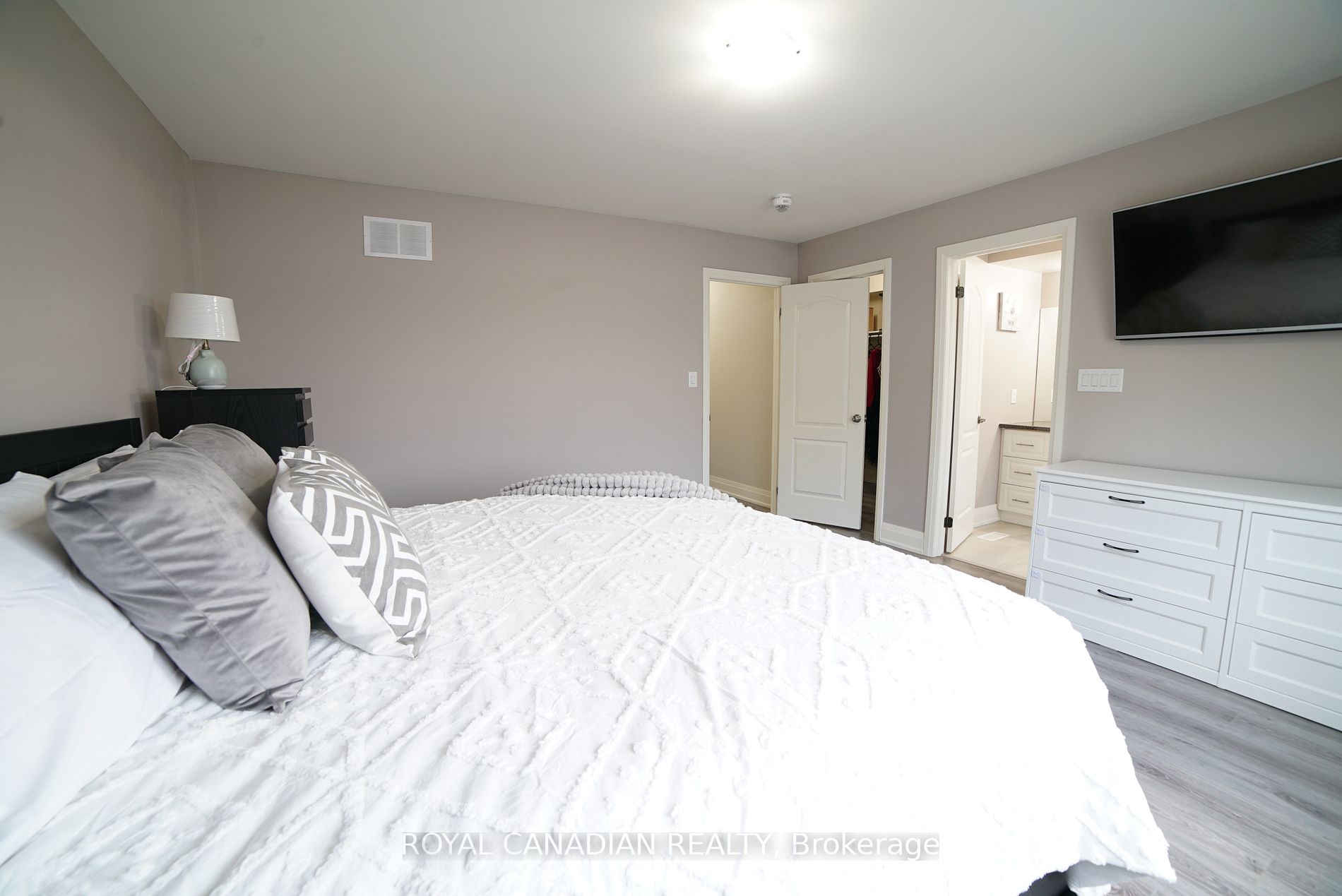 1F Chisholm St E