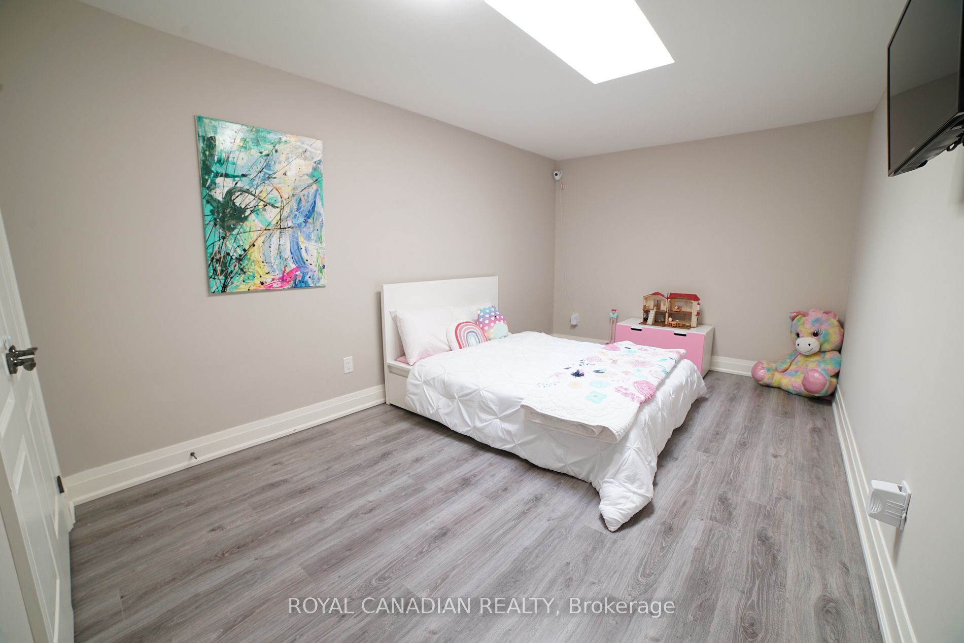 1F Chisholm St E