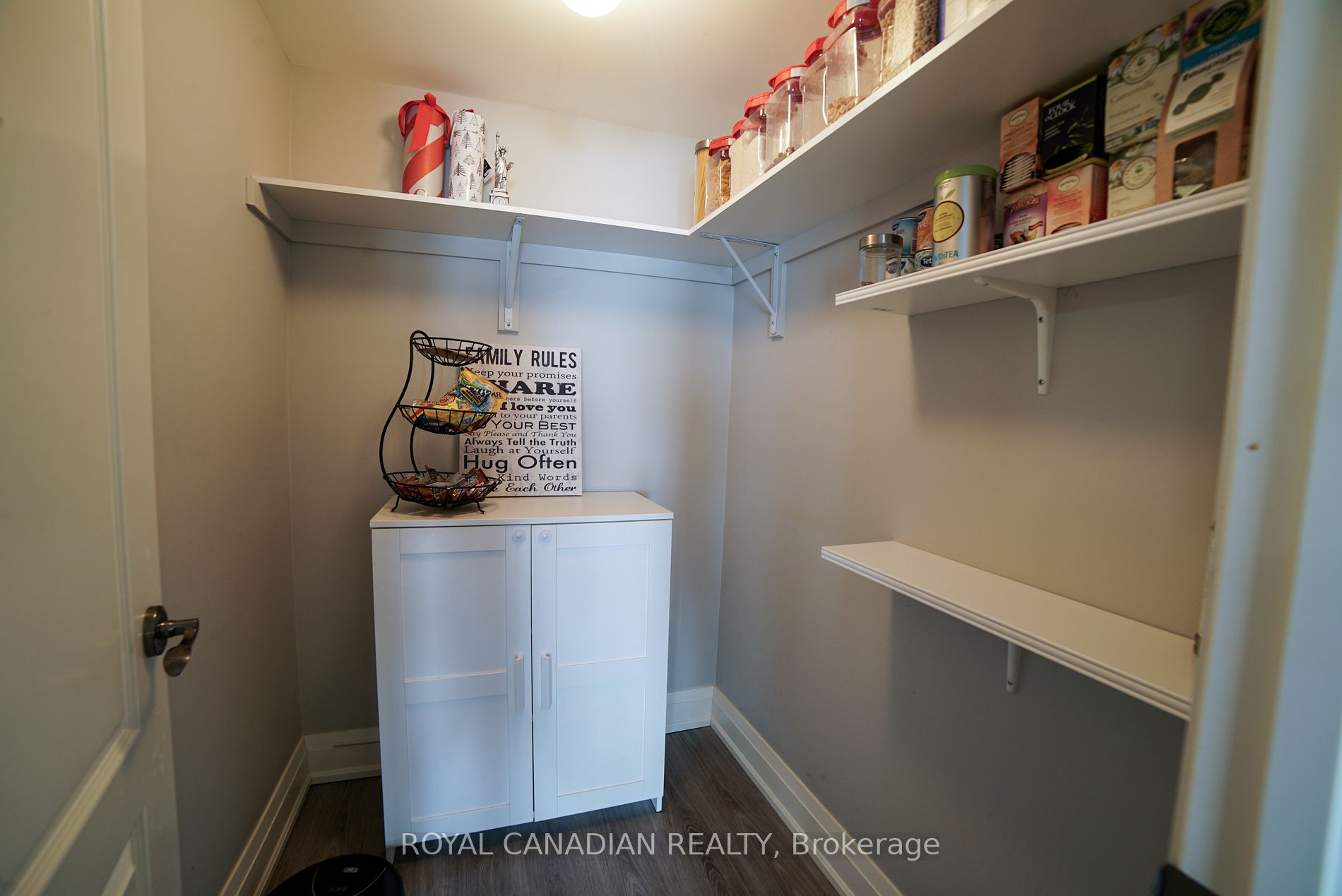 1F Chisholm St E