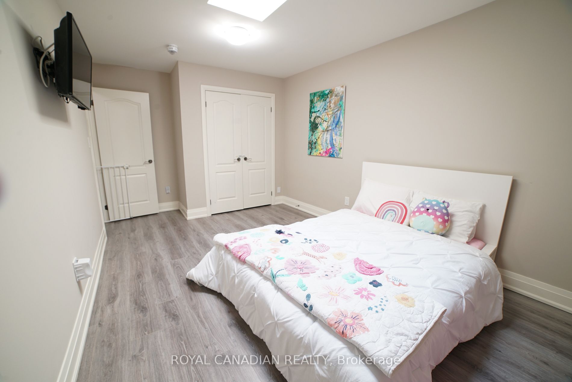1F Chisholm St E