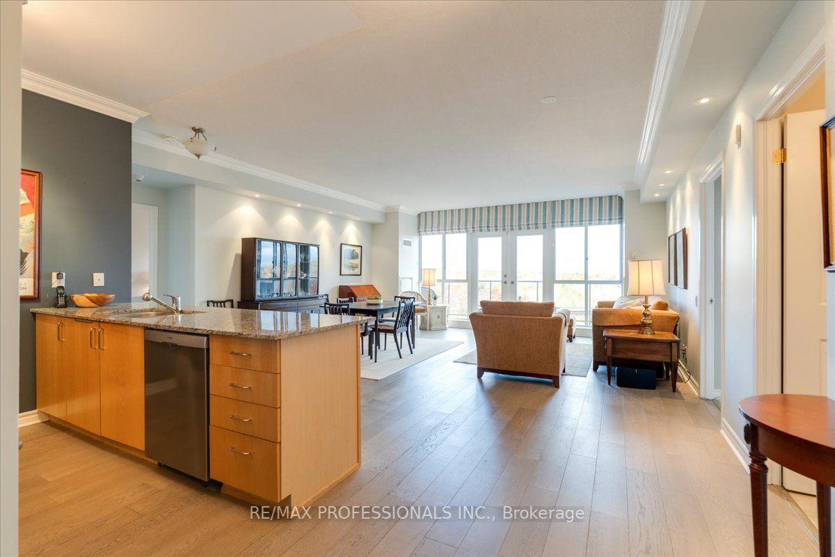 4196 Dundas St W, #607
