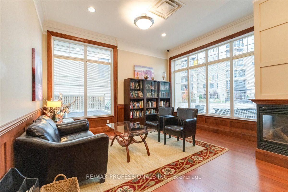 4196 Dundas St W, #607