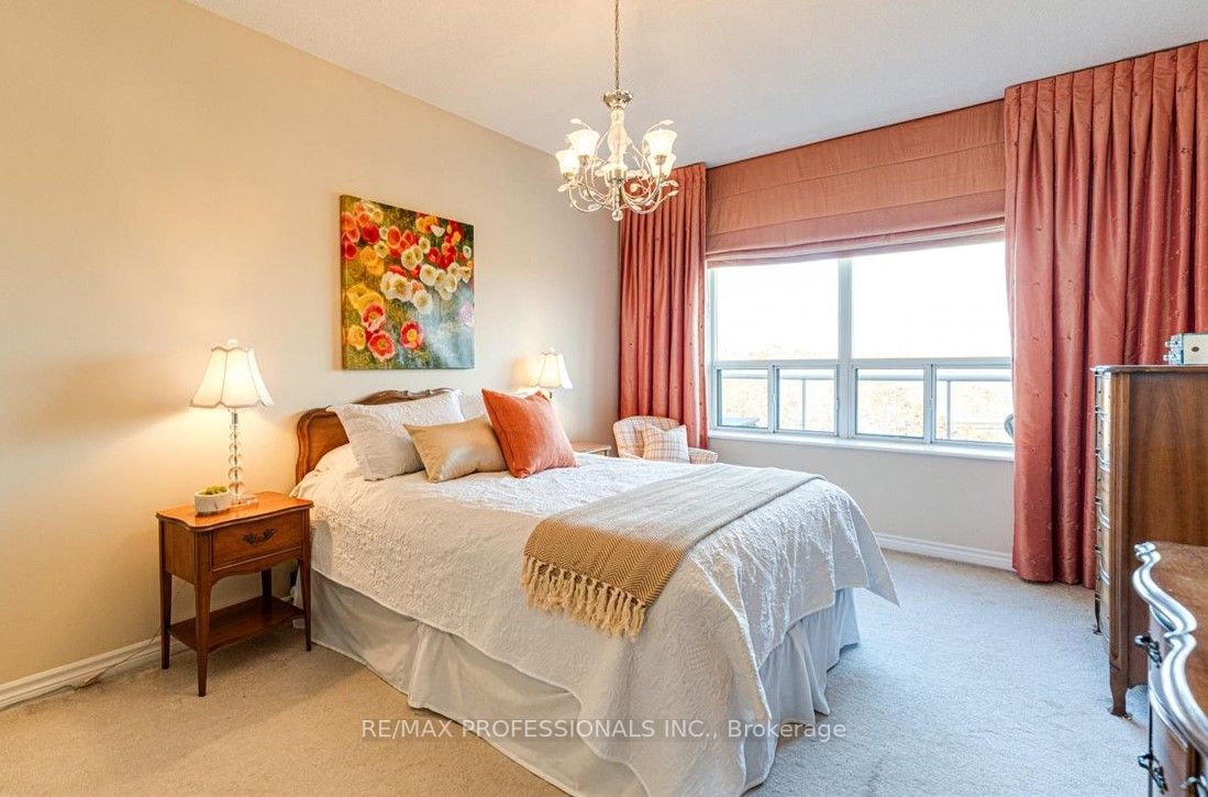 4196 Dundas St W, #607