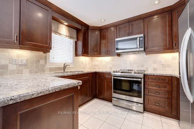 3135 Dover Cres