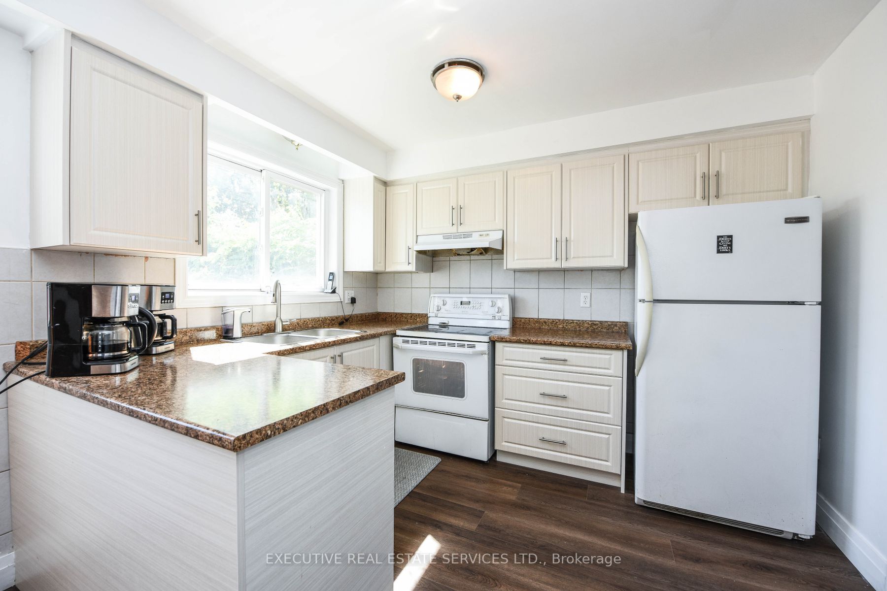 3380 Oakglade Cres