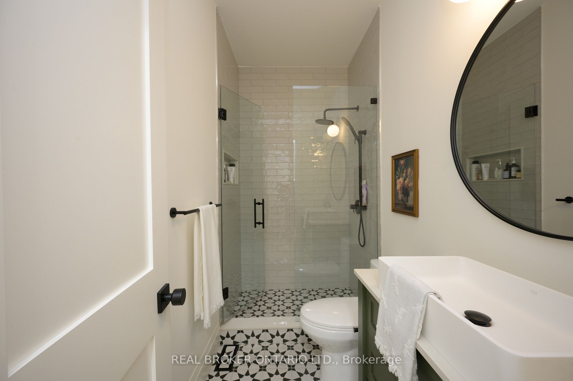 488 Holtby Ave