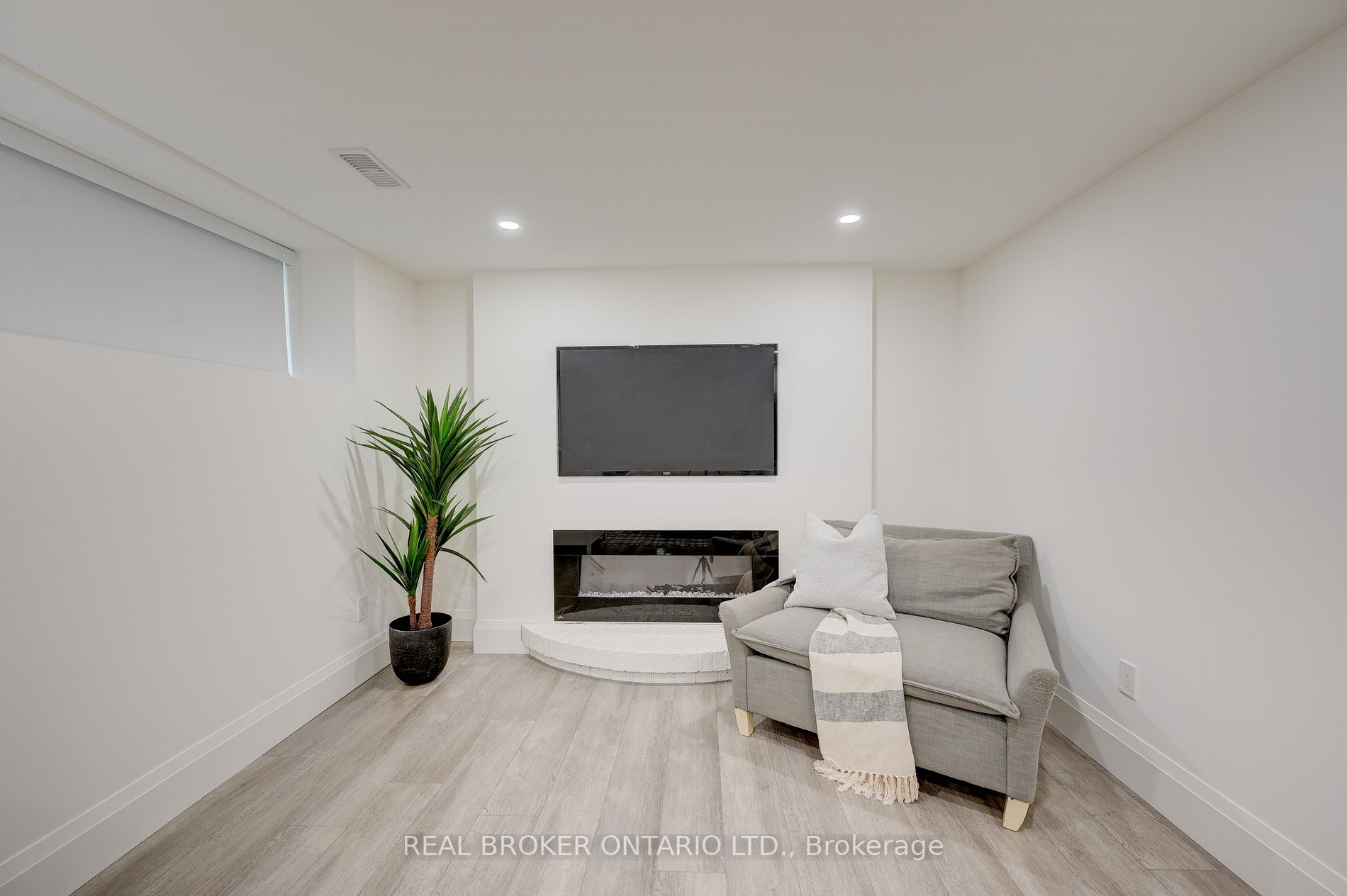 488 Holtby Ave